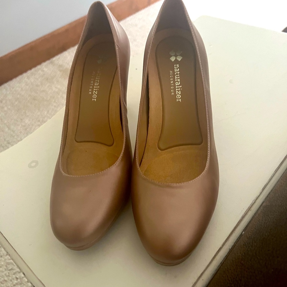 Naturalizer Michelle taupe heels are never worn! Size 8.NWT